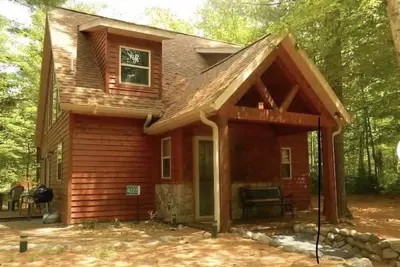 Image de Beautiful, comfortable 2 bedroom cabin with a loft on a lake in the woods.