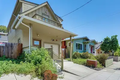 Image de Walk to Dimond District Gems: Home in Oakland