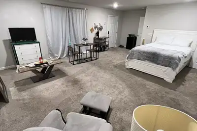 Image de Adorable studio apartment with free parking