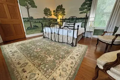 Image de Enchanting Farmhouse Retreat with Infrared Sauna\nHuge Fire Pit Gourmet Kitchen