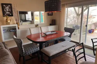 Image de Spacious home with Tranquil backyard