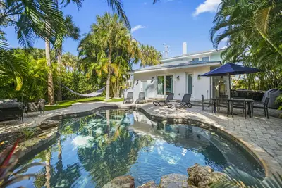 Image de Sandy Pants – Tropical Oasis Beach Block Home w/ Heated Pool, Steps to Gulf