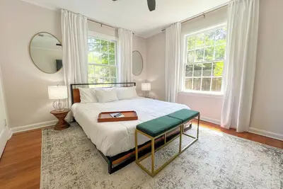 Image de Mallory's Getaway - Historic Home with Modern Feel