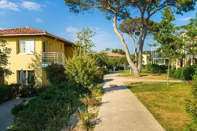 Image de Appartement sur 2 étages pour 8 près de la plage