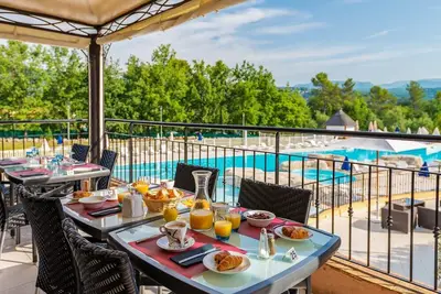 Image de Vacances Reposantes avec Accès Piscine et Spa!