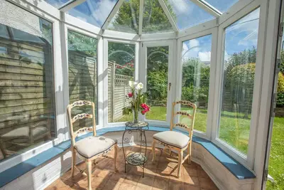 Image de Peaceful 2 Bed 2 Bathroom House nr Shops in Rock