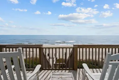 Image de Oceanfront Cottage w/ 3 Floors & Renovated Kitchen: Escape to Narnia