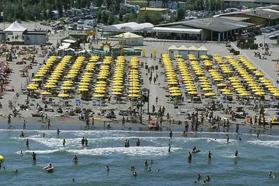 Image de Joli appartement avec climatisation, Wifi, piscine, Tv, patio, animaux admis et parking