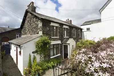 Honeysuckle Cottage, with open fire in Bowness-On-Windermere