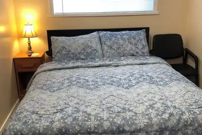 Image de Separate Small compact  Room with Queen bed and Shower No-3