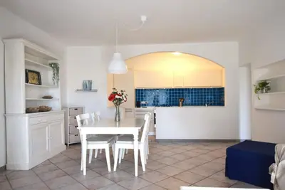 Image de In an optimal position a stone's throw from the sea