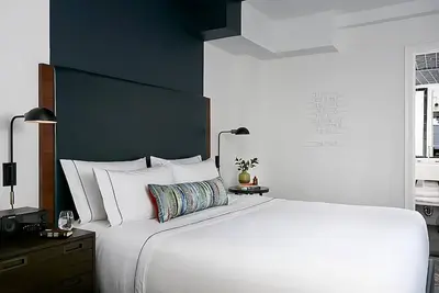Image de Comfort and Convenience! Walk to Empire State Building and Herald Square!