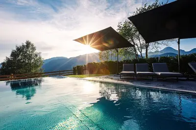 Image de Appartement avec piscine à débordement partagée