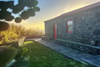 Image de Stylish 1 Bedroom Stone House On Ocean Front - São Jorge, Azores (Bela Lua)