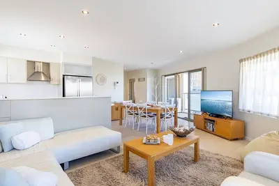 Image de Bay Break, 1 25 Voyager Cl - 50 metres to the waters edge, lift and air conditioning