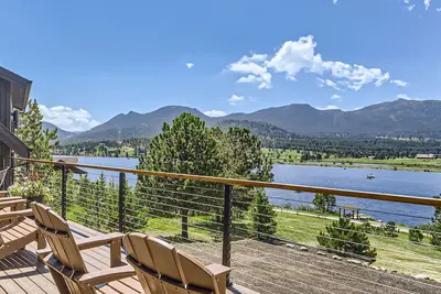 Image de Lake Front! Mtn/Lake Views, HotTub, Gas FirePit, Walking Trail to town & shopping