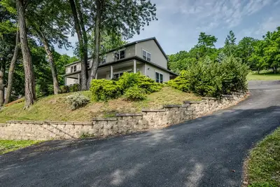 Image de Happy Daze, lake home on Keuka Lake with Ev charger, sleeps 10