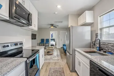 Image de Bright Blue 2BR2Bath 6 minutes to Astro park Downtown