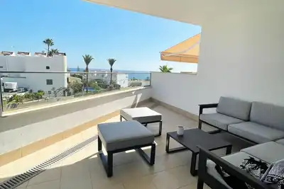 Appartement moderne avec vue sur la mer dans un complex de construction récente.