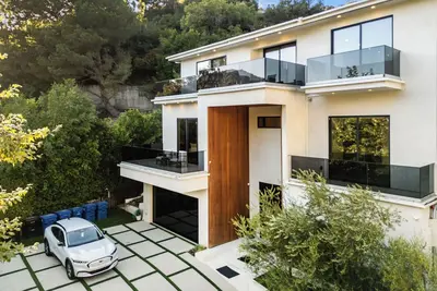 Image de Willow Glen 2 - Warm Contemporary Estate with Open Floor Plan + Pool & Spa