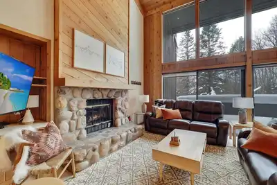 Image de 4 Br Chalet in Harbor Springs | Short Drive to Downtown | Whirlpool Tub