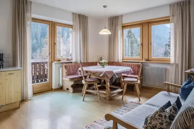 Image de Appartement \"Adlerhorst Rotkehlchen\" avec balcon, jardin partagé et Wi-Fi.