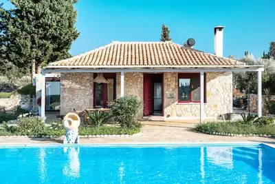 Image de \"Villa Alexandros\" avec vue sur la mer, piscine privée et Wi-Fi.