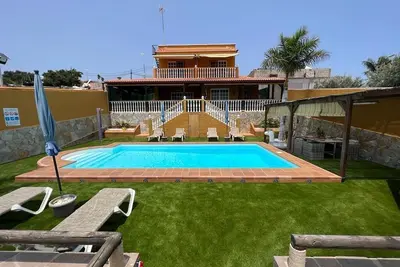 Image de Maison de vacances \"Villa Christisay\" avec vue sur la mer, piscine et Wi-Fi.
