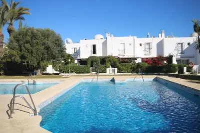 Image de Maisonavec jardin privé et à proximité de la plage pour des vacances parfaites!