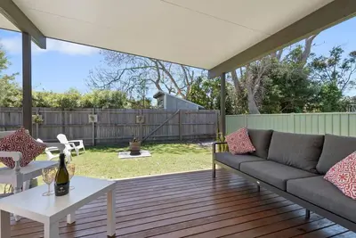 Image de \"Barker Retreat\" where the beach, lake and bushland all meet.