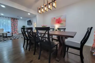 Image de Spacious open concept home w\/ game room + firepit