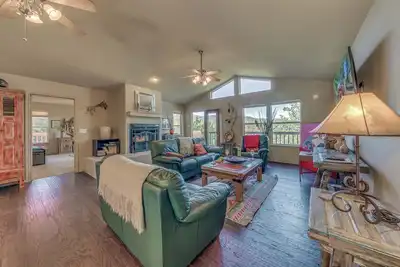 Image de Sierra Vista | Pet Friendly, Hot Tub, Balcony!