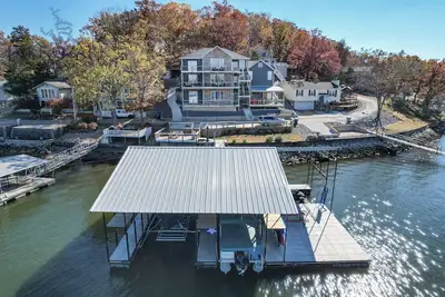 Image de Bare Feet Retreat! Swim Dock, 5 Decks, Elevator, Gaming Room, Bagnell Dam Strip!