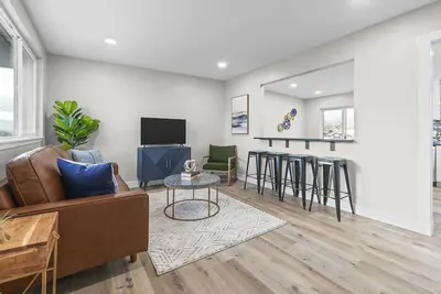 Image de Luxurious Renovated Home with New Hot Tub: By Stadium, Expo Center, and Skiing.