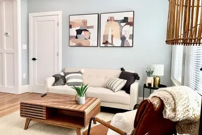 Image de Designer Style 3Br, King Bed, W/D, Parking, Spotless