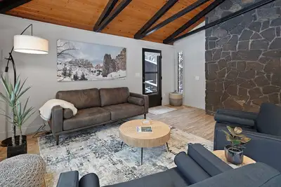 Image de 12 Quartz Mtn - Updated and Classy! Pickleball, Sharc, Fireplace, Backs to Sunriver Forest