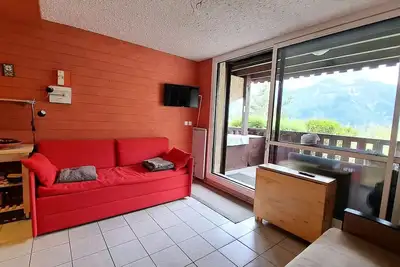 Image de joli studio avec terrasse et jardin