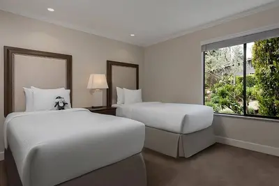 Image de No Dull Moments! 4 Spacious Suites w/ Kitchens, Pool, Onsite Golf, Free Parking!
