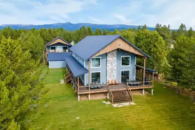 Image de Hygge Lakehouse is your Ip Reservoir paradise! Just 30 miles from Yellowstone!