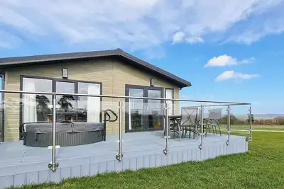 Image de A stunning lodge that has been designed for disabled use but is open to everyone.