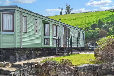 Image de Traditional yet comfortable caravan with one double and two twins.