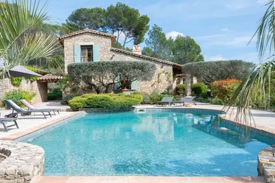 Image de Le Refuge Provençal, adaptée aux enfants et aux chiens, avec vue imprenable, piscine chauffable