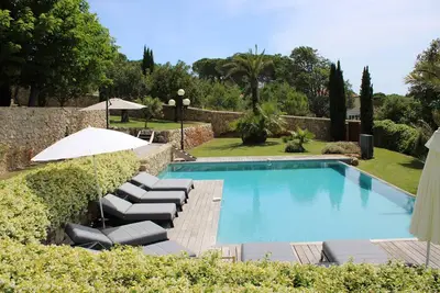 Image de Maison authentique Ă Bagnols-en-ForĂŞt avec piscine