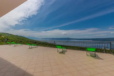 Image de Large 4 bedroom apartment with pool