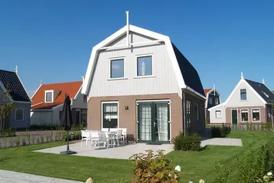 Image de Bungalow avec 4 chambres à coucher à lits à sommier tapissier