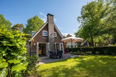Image de Bungalow indépendant au bord de l’eau avec 4 chambres à coucher