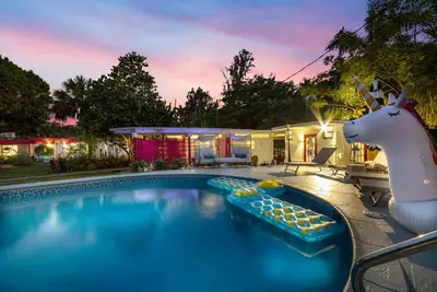 Image de Huge Lake Compound \/ 7br Private Suites, Fireplace\n