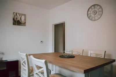 Image de Charming Two Bedroom Apartment in Strawberry Hill