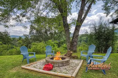 Image de Cozy and private cabin, less than 5 minutes from Dollywood and Dolly Splash Country!