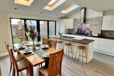Image de Beautiful modern family home, parking and garden